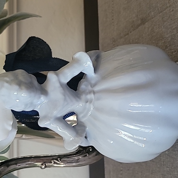 Classic Blue Porcelain Figurine Set - Picture 3 of 6